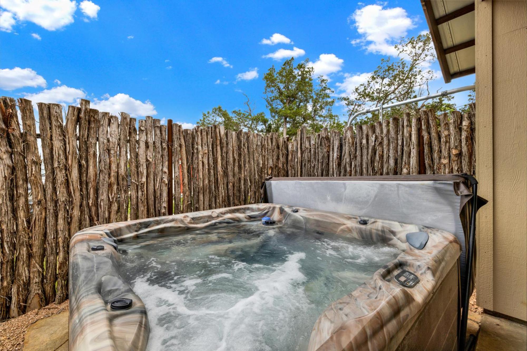 West End Luxury Retreat With Resort Style Pool And Hot Tub! Fredericksburg Esterno foto